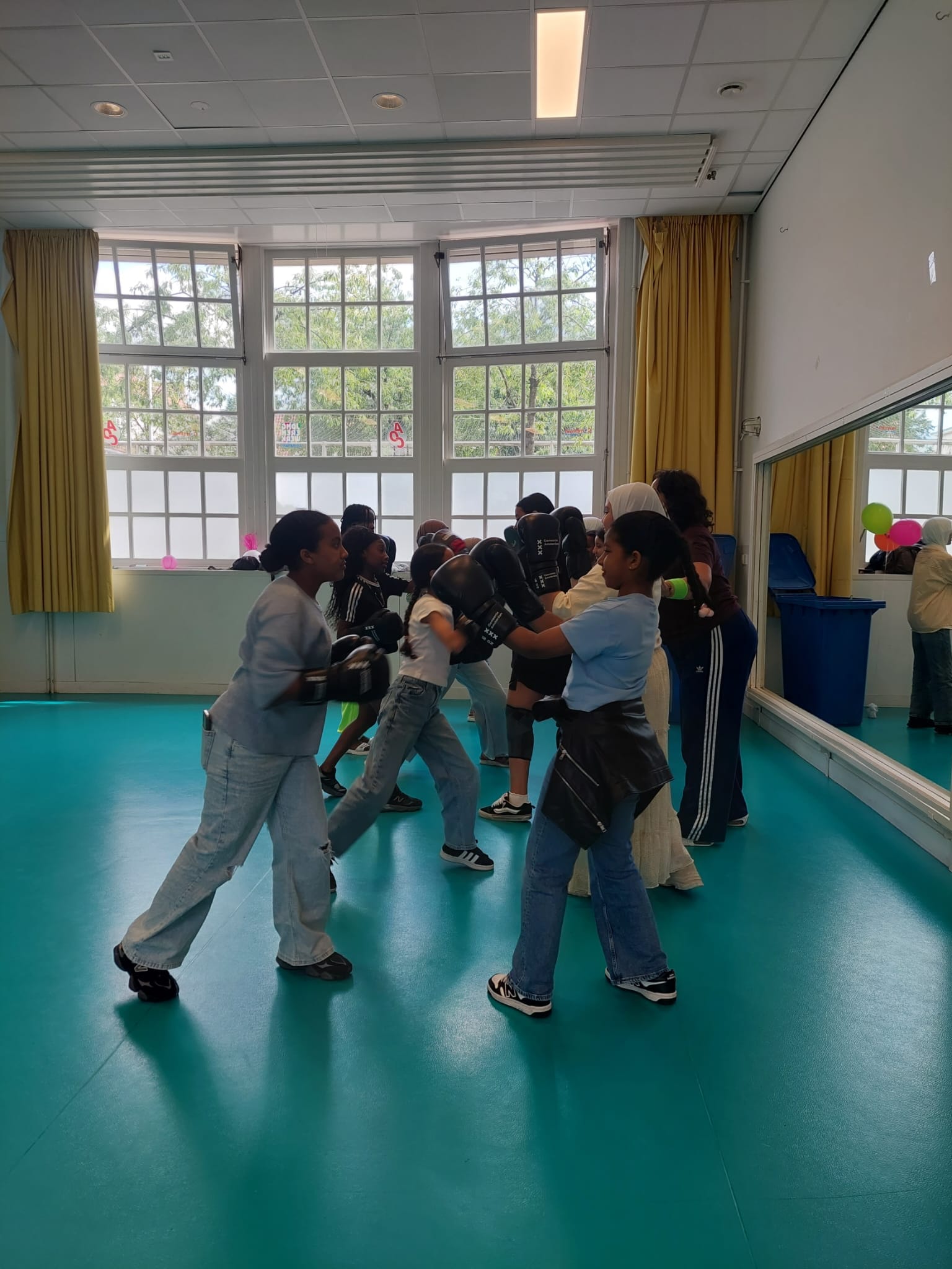 kinderen trainen tijdens de kickbox les