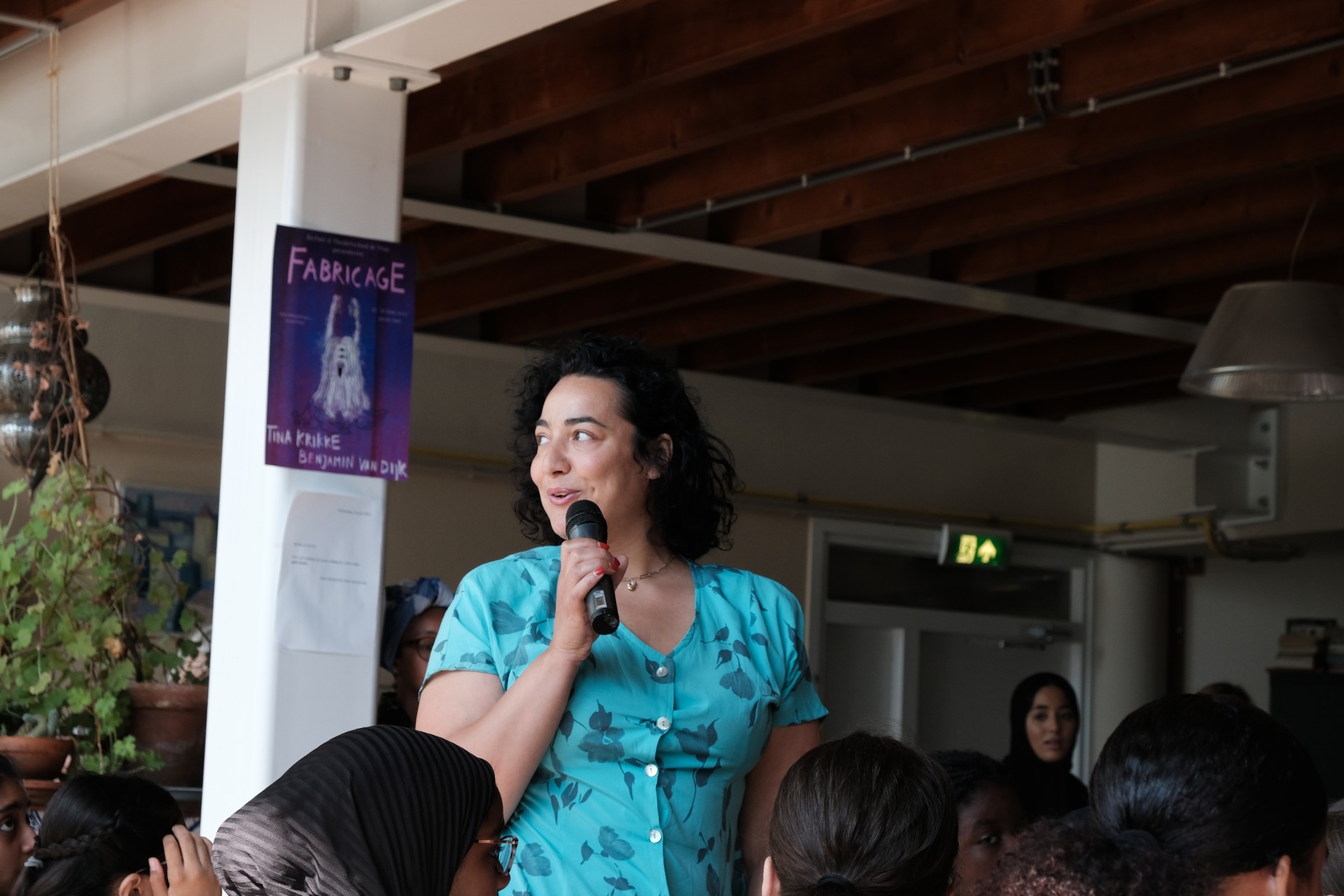 Naima met de microfoon